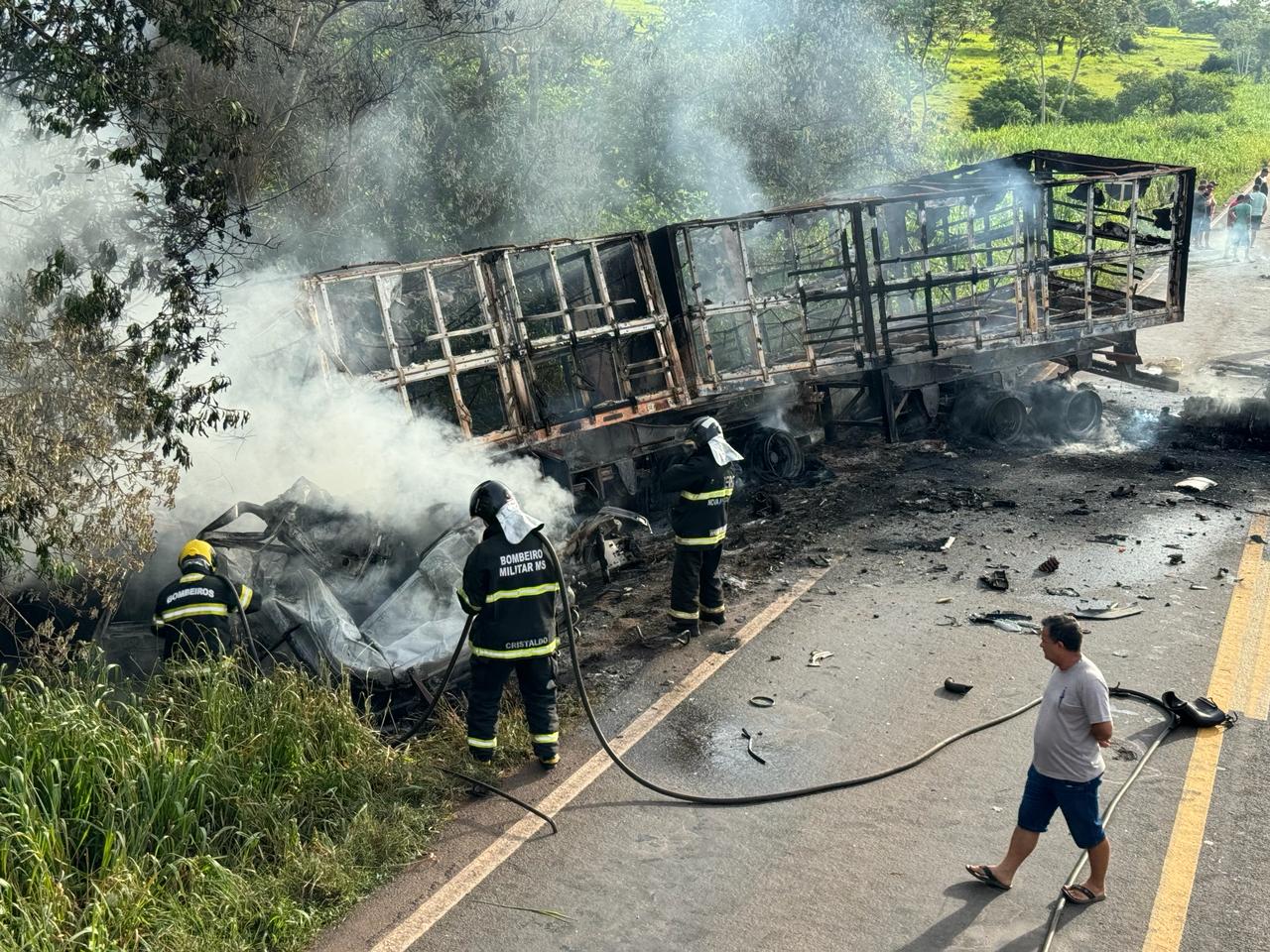 Motorista da carreta morreu carbonizado - Foto: Jornal da Nova